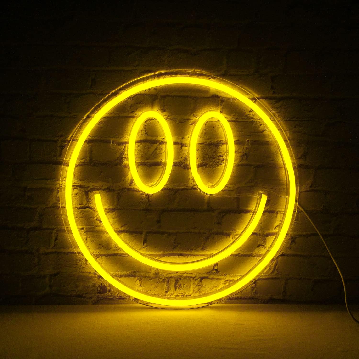 Tabelë neoni LED me buzëqeshje në mur