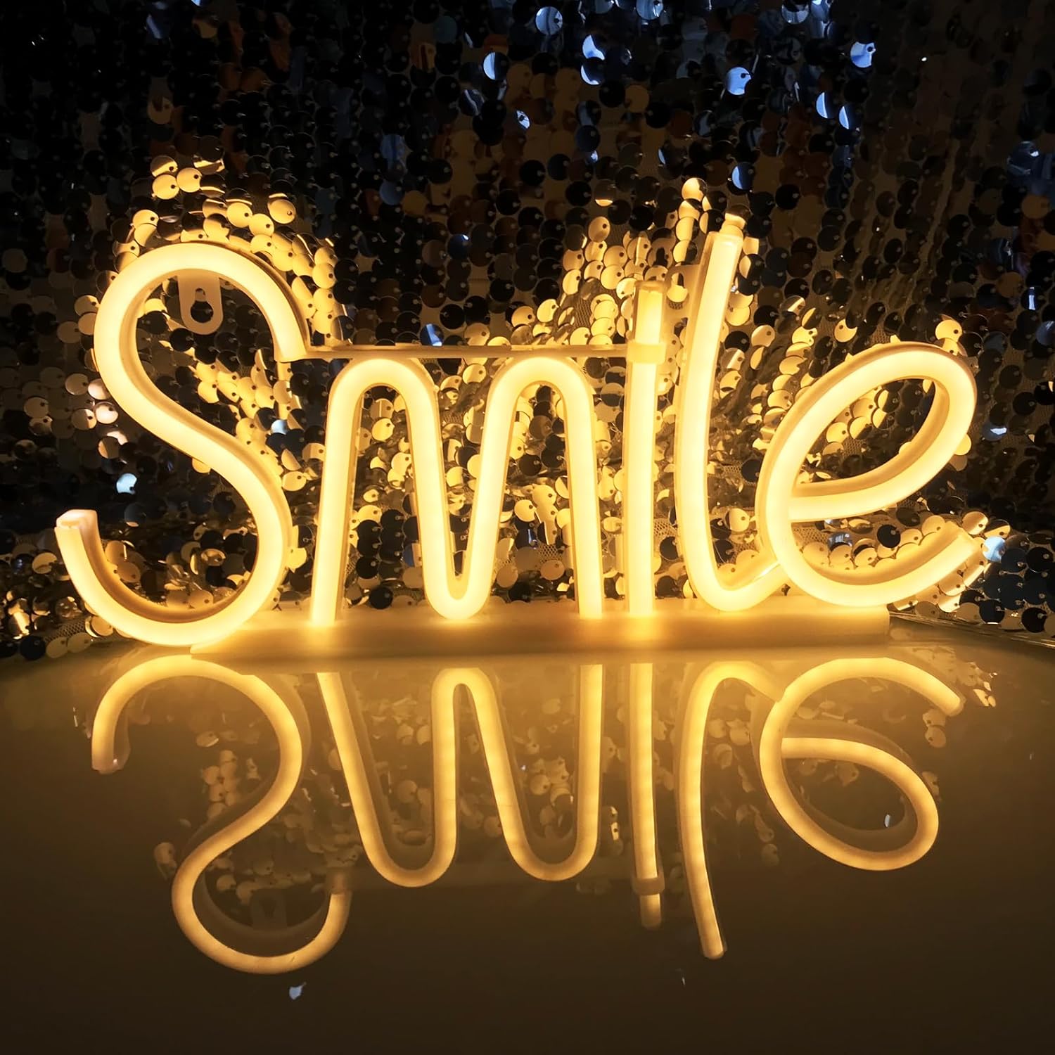 Tabelë me shkëlqim led me buzëqeshje në dritë neoni në mur